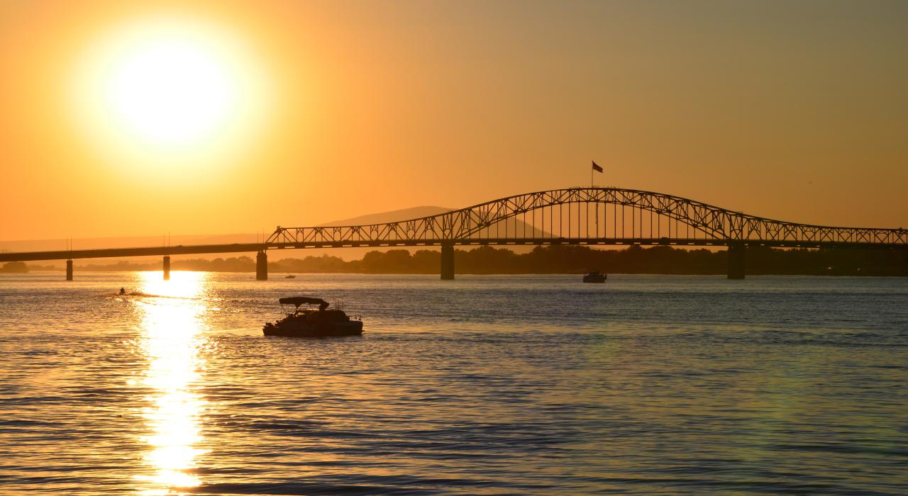 华盛顿州哥伦比亚河的日落时分 华盛顿州哥伦比亚河的日落时分