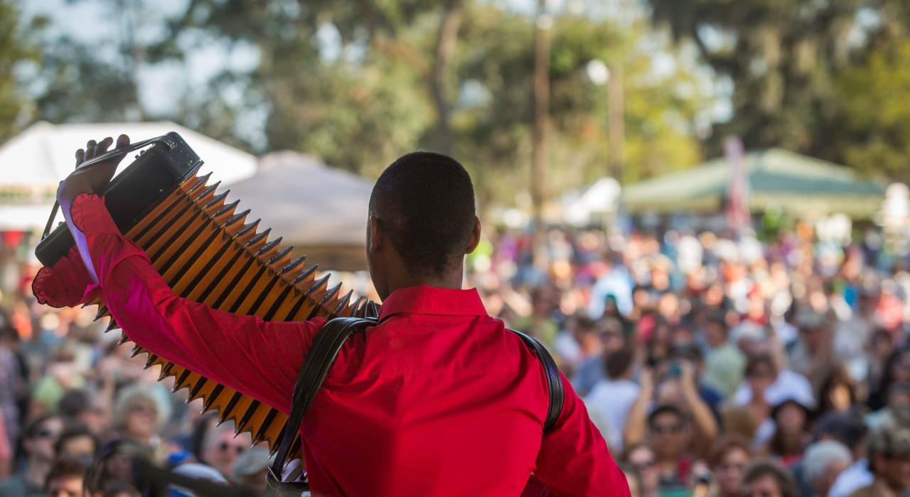路易斯安那州拉斐特的 Festivals Acadiens et Créoles 音乐节，融合了音乐、美食和手工艺等元素
