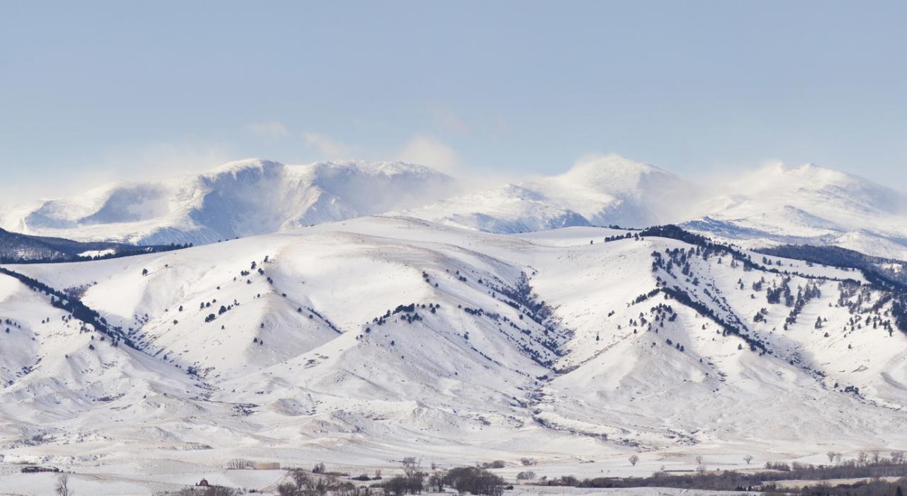 冬日里吉列镇外白雪皑皑的山脉景观 冬日里吉列镇外白雪皑皑的山脉景观