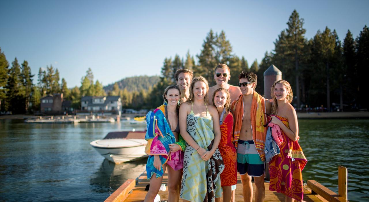 在湖上度过愉快的一天后每个人都露出了笑容