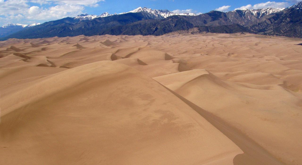 Star Dune 沙丘高 229 米,是大沙丘国家公园及保护区内最高的沙丘 Star Dune 沙丘高 229 米,是大沙丘国家公园及保护区内最高的沙丘