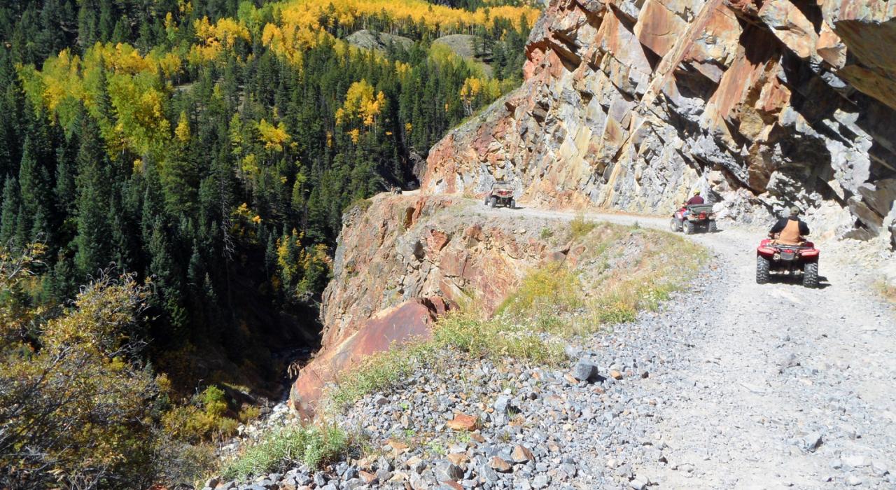 湖城周边小径上的 ATV 探险 湖城周边小径上的 ATV 探险