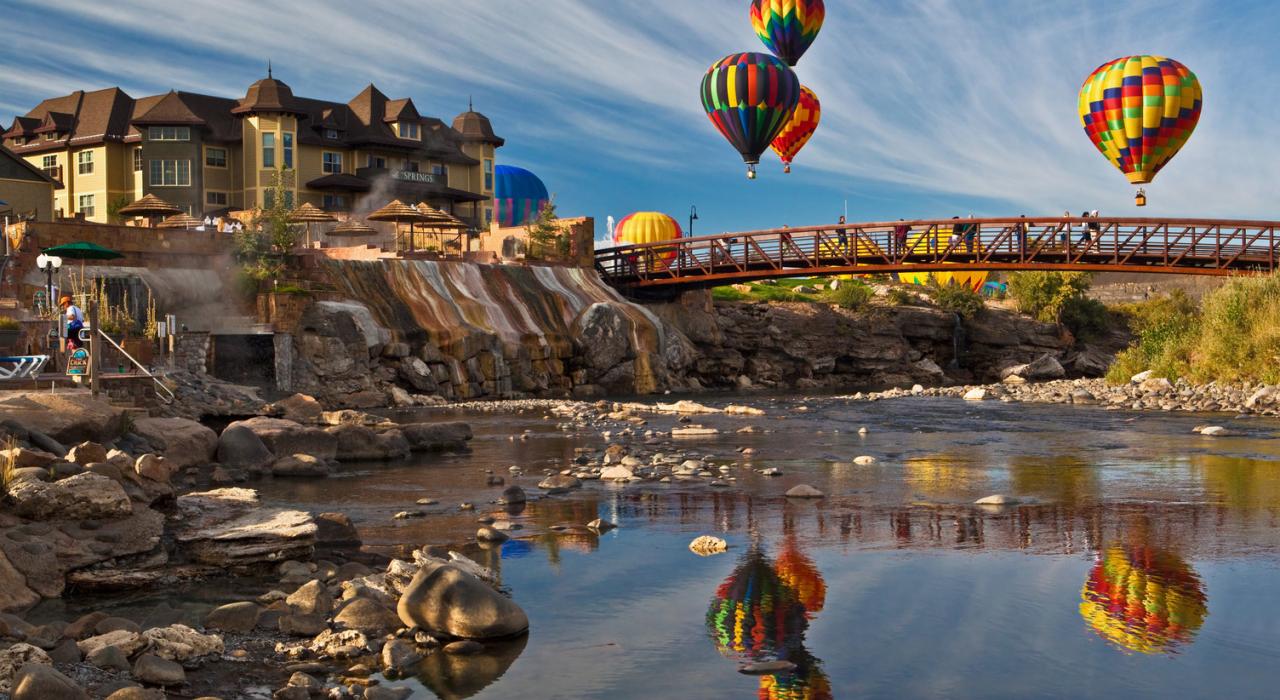 悬浮在科罗拉多州帕戈萨斯普林斯上空的热气球