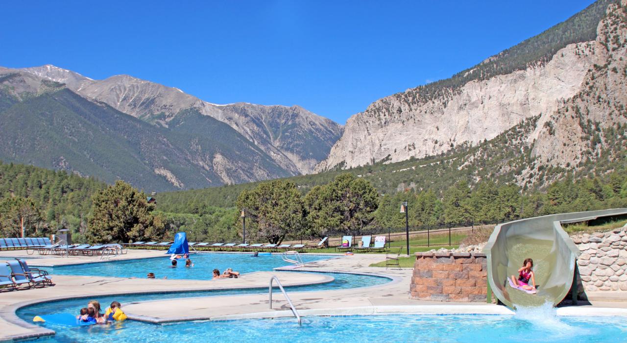 在科罗拉多州查菲县的Mt.Princeton Hot Springs Resort 度假村，全家其乐融融