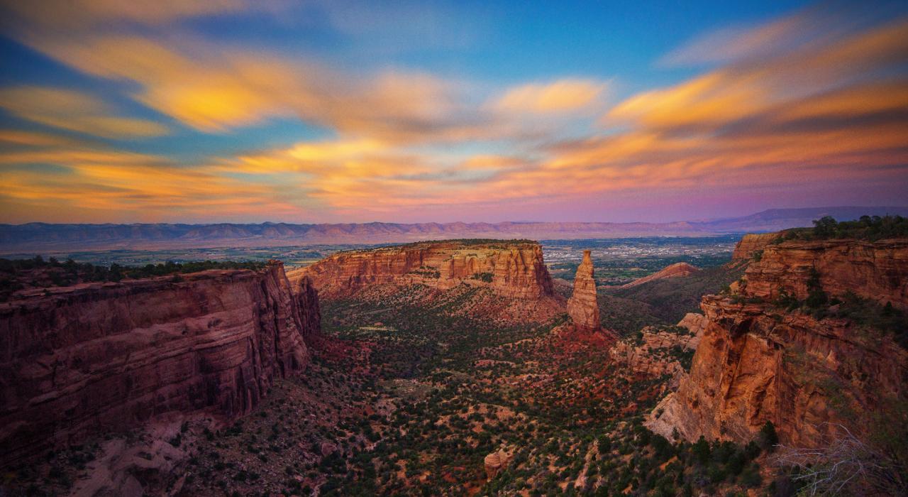 大章克申附近科罗拉多州国家纪念公园红色岩石上方的日出美景 大章克申附近科罗拉多州国家纪念公园红色岩石上方的日出美景