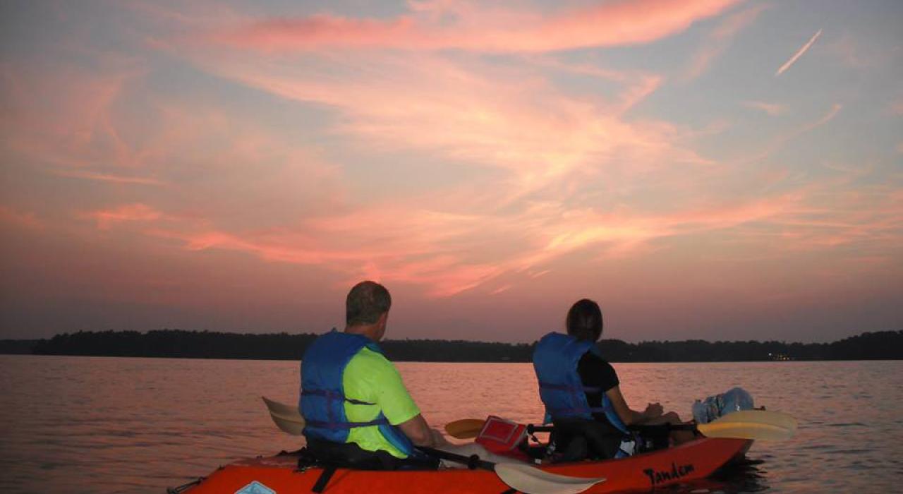 黄昏下泛舟 黄昏下泛舟