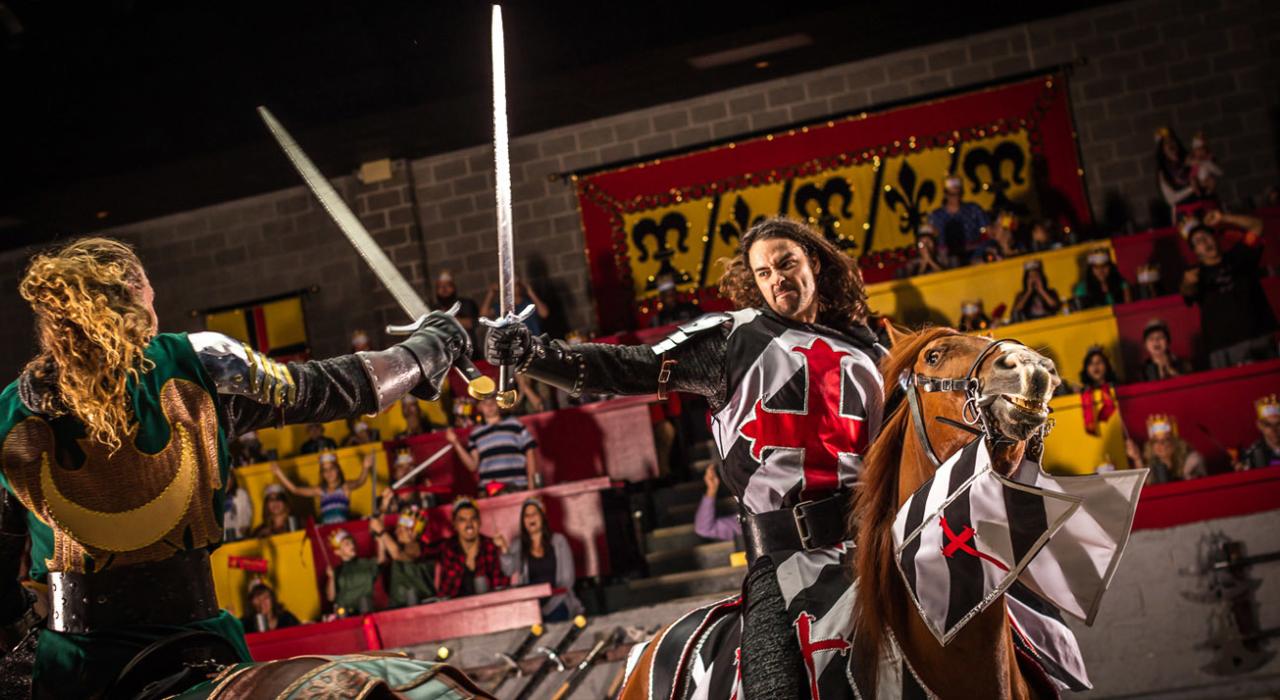 在中世纪餐厅剧场为骑士加油打气