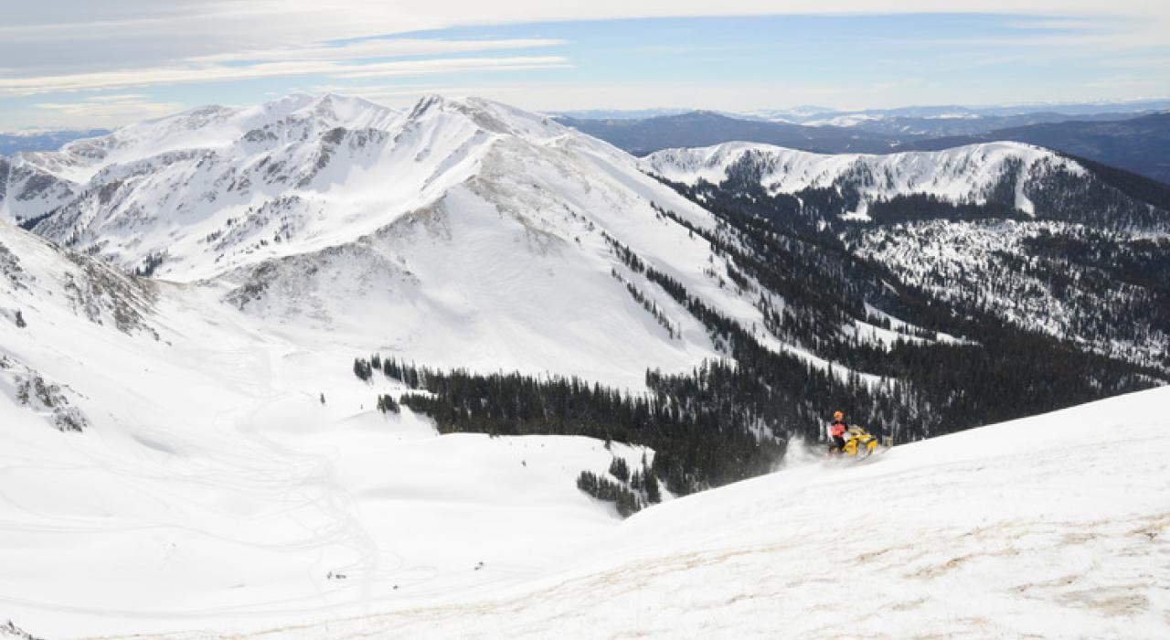 格兰德湖周围山脉中的冬季雪地摩托探险之旅 格兰德湖周围山脉中的冬季雪地摩托探险之旅