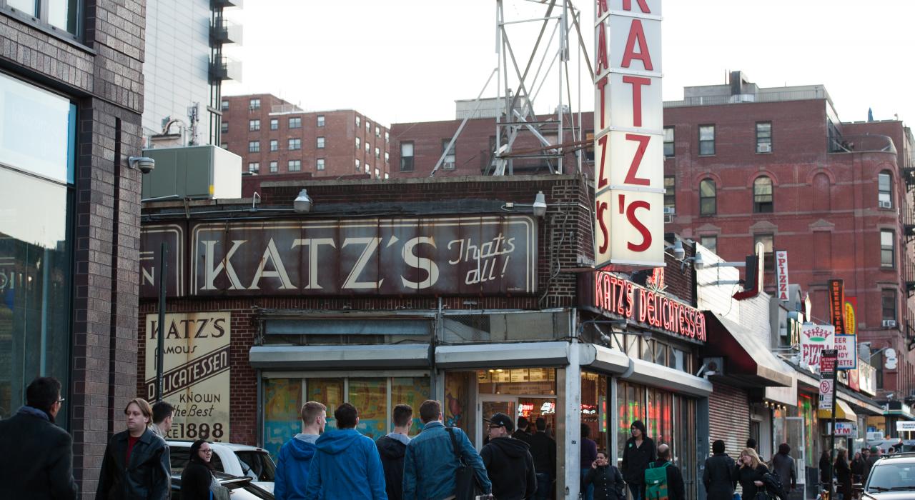 Katz's Delicatessen 餐厅，下东城建于 1888 年的一家百年老店