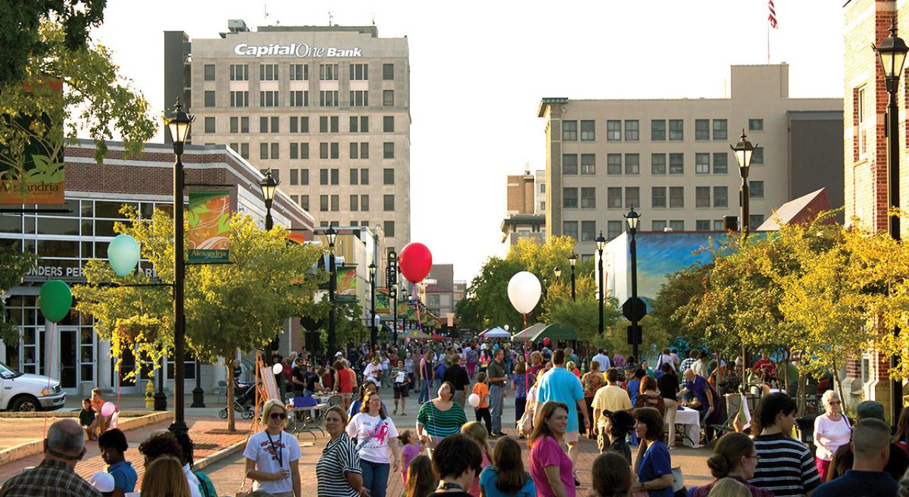 在市中心漫步欣赏艺术 在市中心漫步欣赏艺术