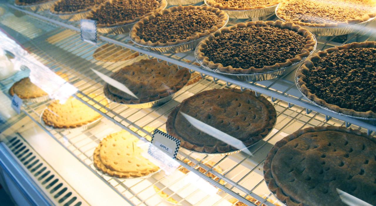 Lea's Lunch Room 餐厅柜台中美味的馅饼 Lea's Lunch Room 餐厅柜台中美味的馅饼