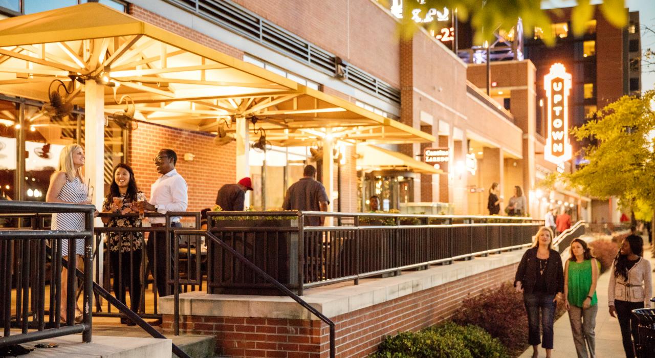 在住宅区附近的餐厅里享受夜生活 在住宅区附近的餐厅里享受夜生活