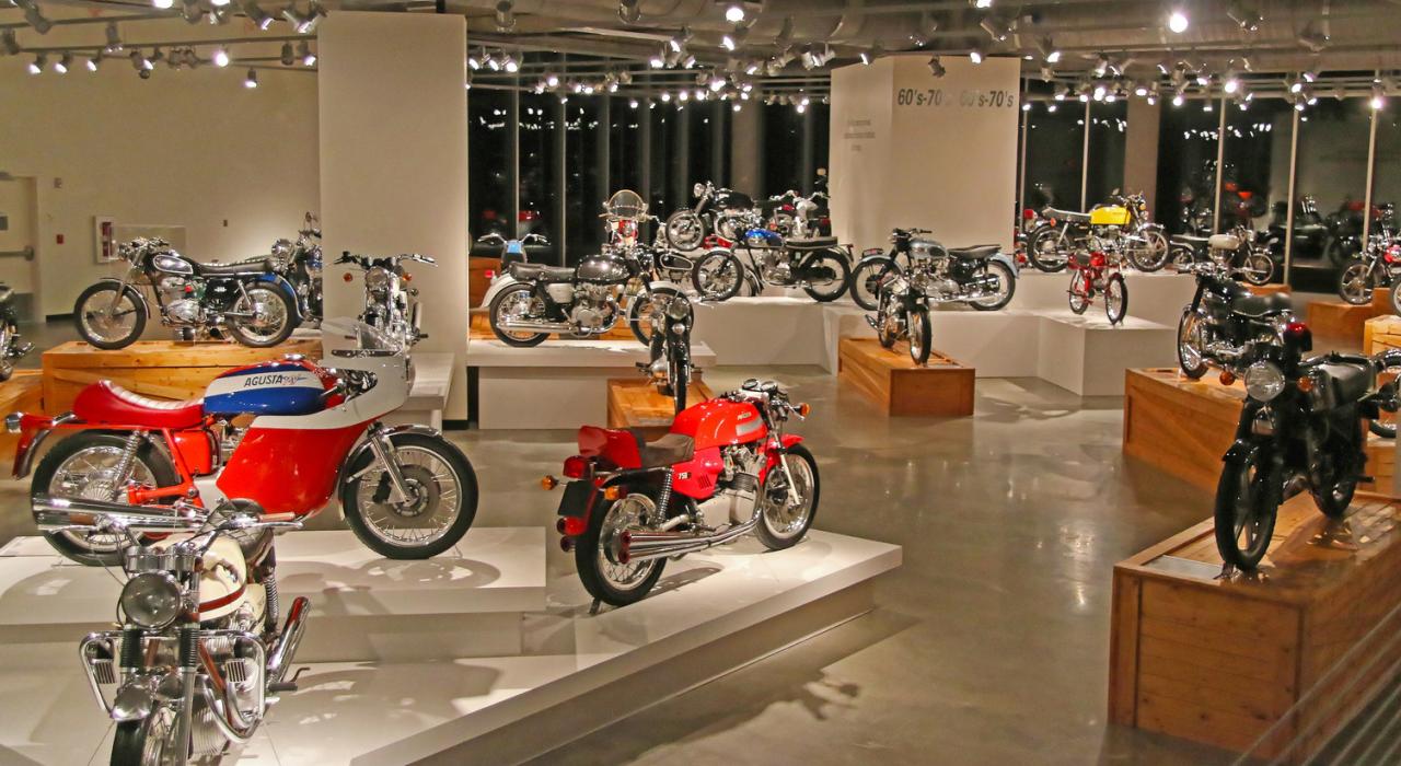 巴伯经典摩托车博物馆内闪亮的新摩托展览 巴伯经典摩托车博物馆内闪亮的新摩托展览