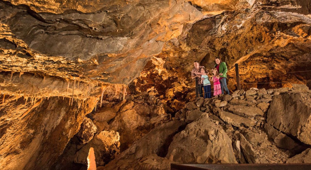 全家一起去科罗拉多州格伦伍德斯普林斯参观格伦伍德洞穴