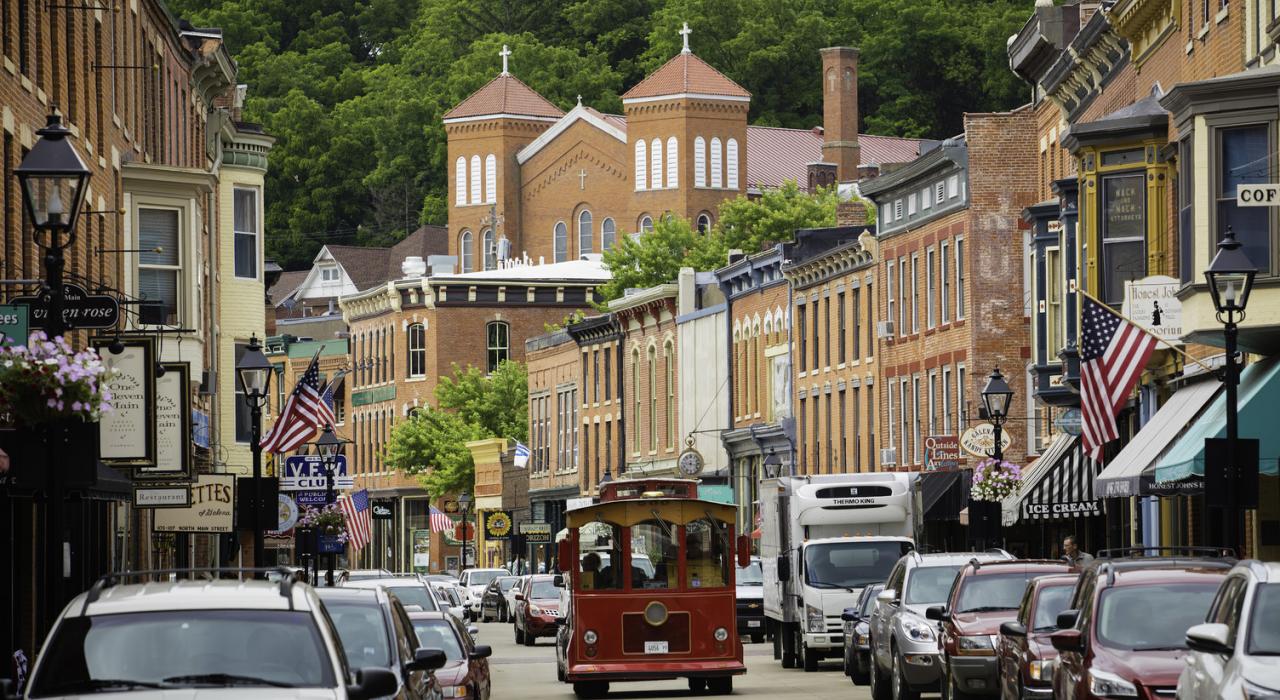 加利纳市中心主街带导游的有轨电车游