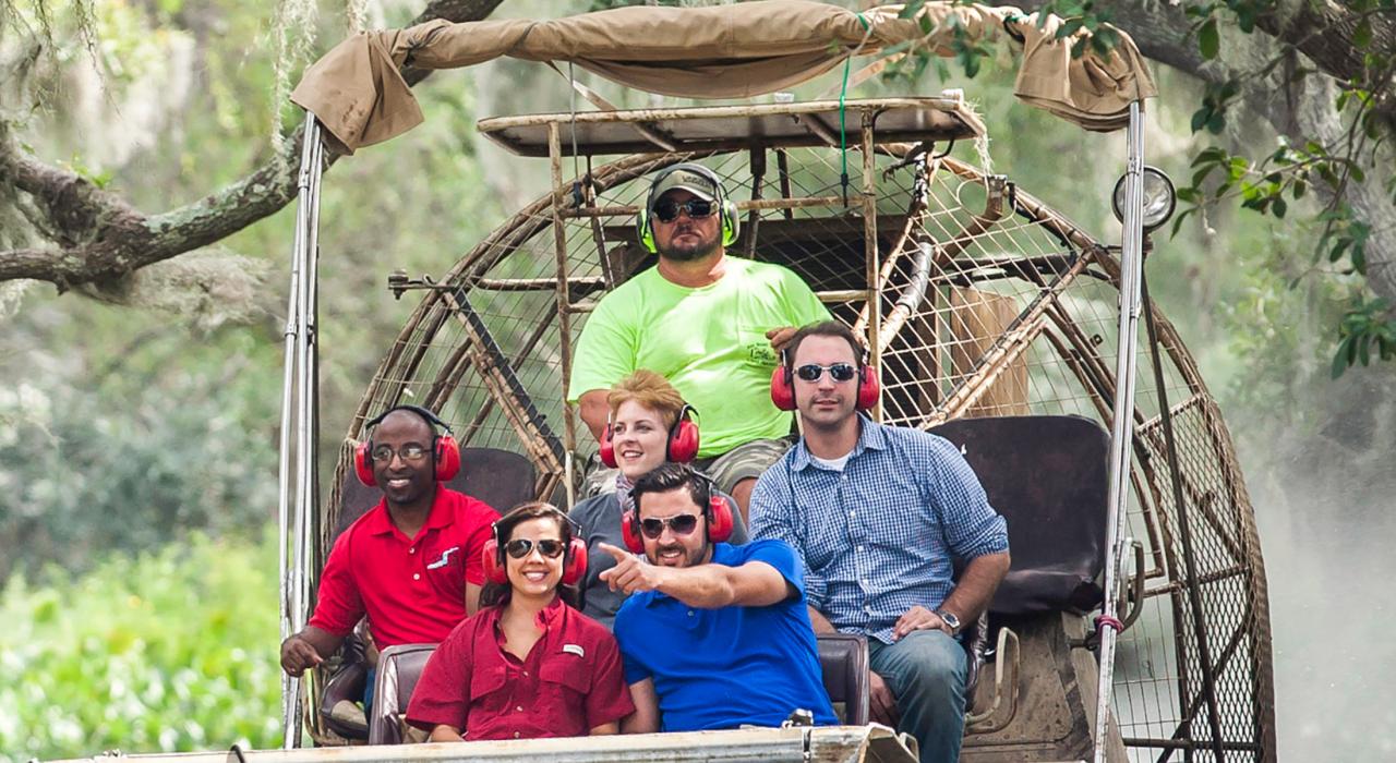 在长满苔藓的大树遮阴下开启沼泽地之旅 在长满苔藓的大树遮阴下开启沼泽地之旅