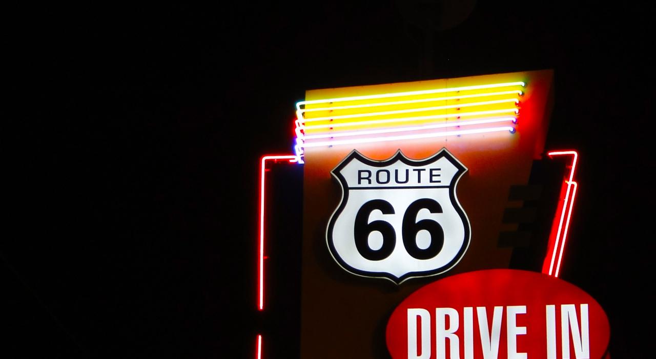 66 号公路汽车电影院的经典霓虹灯招牌