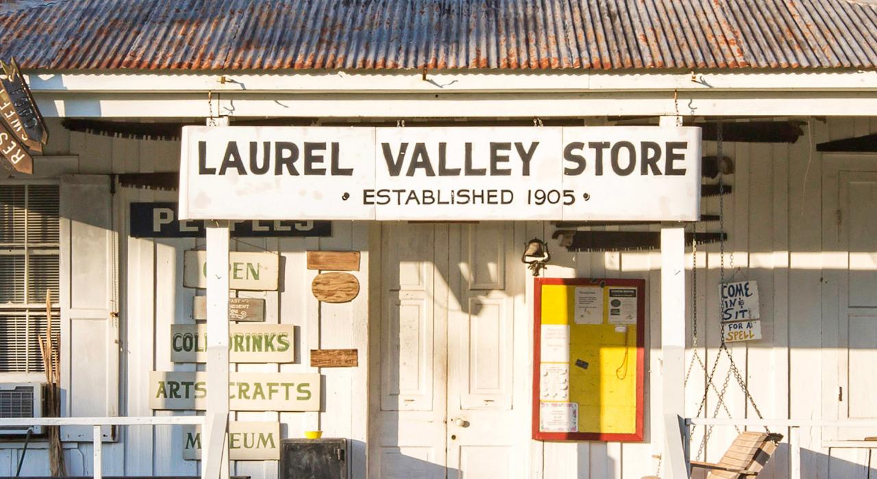 月桂山谷甘蔗种植园里不起眼的杂货店 月桂山谷甘蔗种植园里不起眼的杂货店