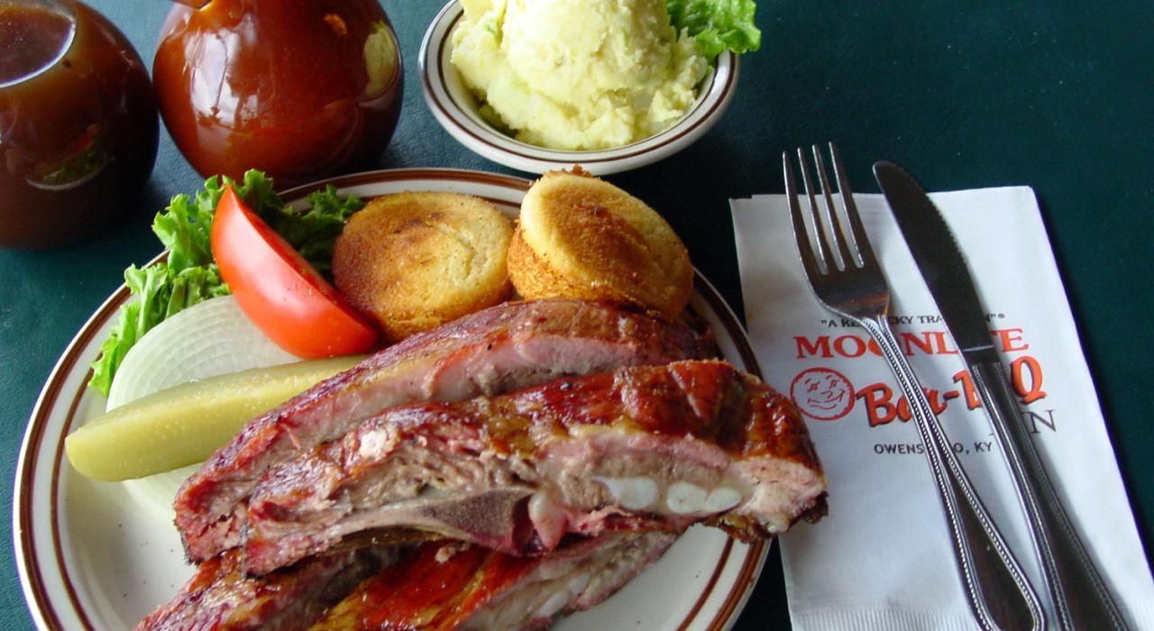 欧文斯伯勒的月光烧烤店最受欢迎的主菜——香喷喷的烤排骨 欧文斯伯勒的月光烧烤店最受欢迎的主菜——香喷喷的烤排骨