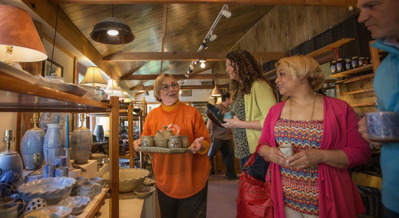 游客在肯塔基州伯里亚附近的 Tater Knob Pottery & Farm 商店挑选手工陶器 游客在肯塔基州伯里亚附近的 Tater Knob Pottery & Farm 商店挑选手工陶器