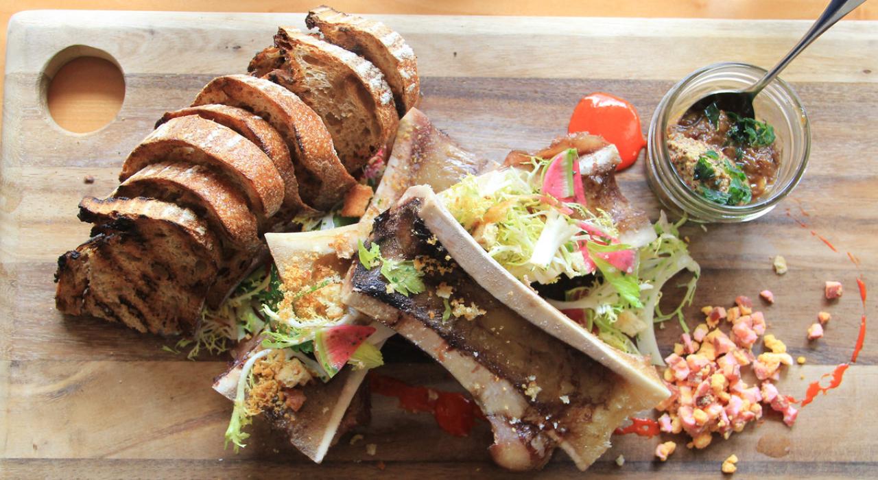 烤面包配骨髓开胃菜 烤面包配骨髓开胃菜