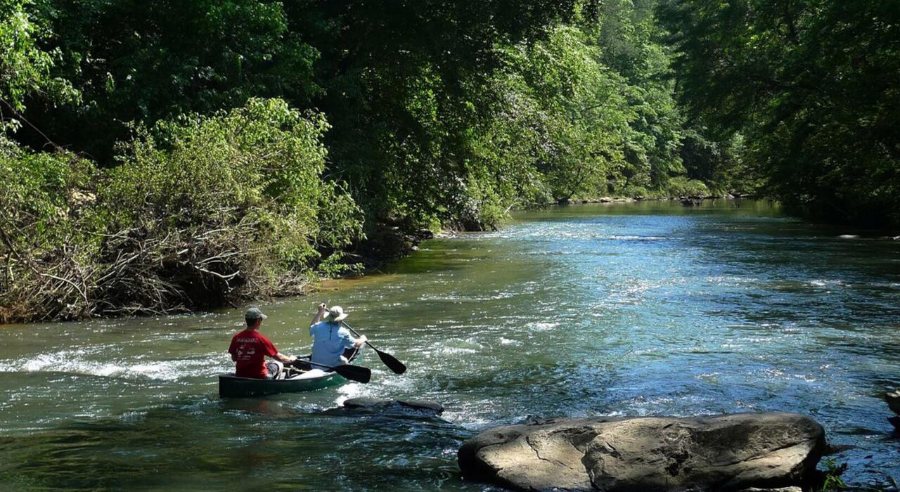 乘船游览平静的卡哈巴河 乘船游览平静的卡哈巴河