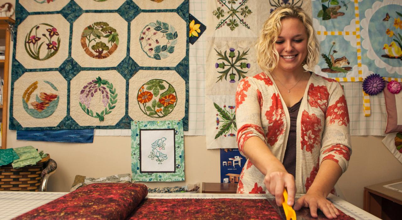 在国家拼布博物馆内,一位织物艺术家正着手制作拼布 在国家拼布博物馆内,一位织物艺术家正着手制作拼布