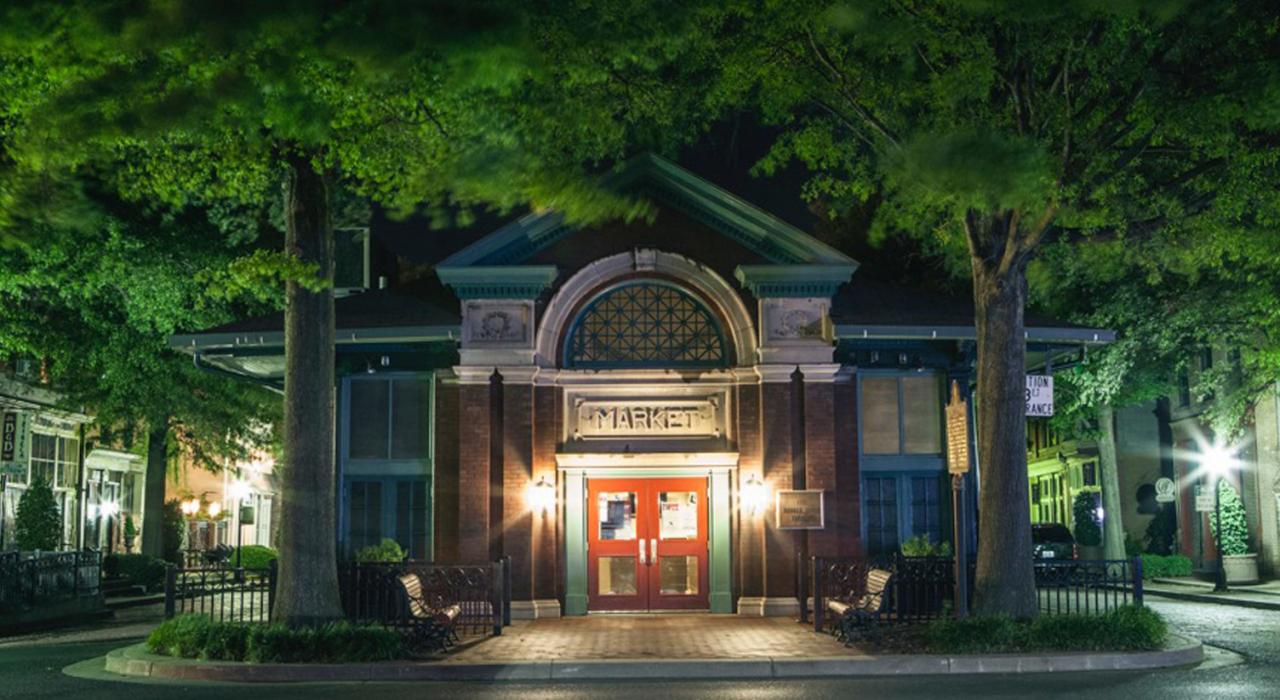 晚上的 Market House Theatre 剧院