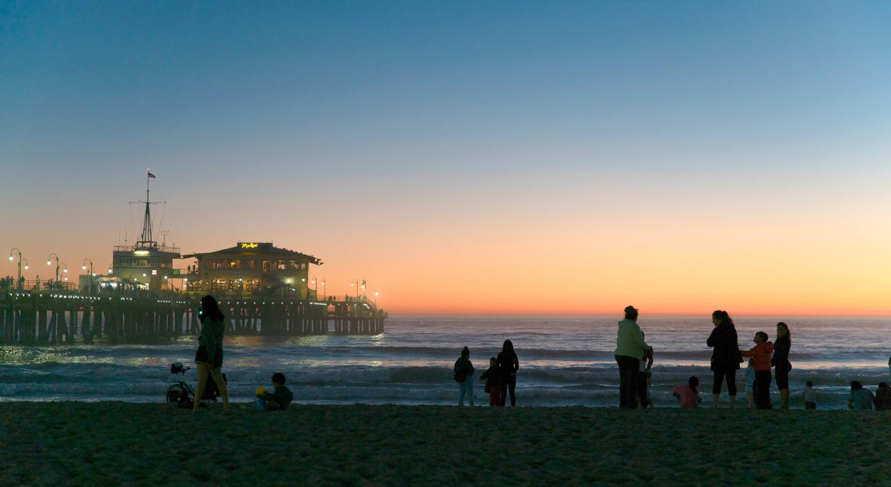 沿太平洋海岸公路边的圣莫尼卡码头探索海滩