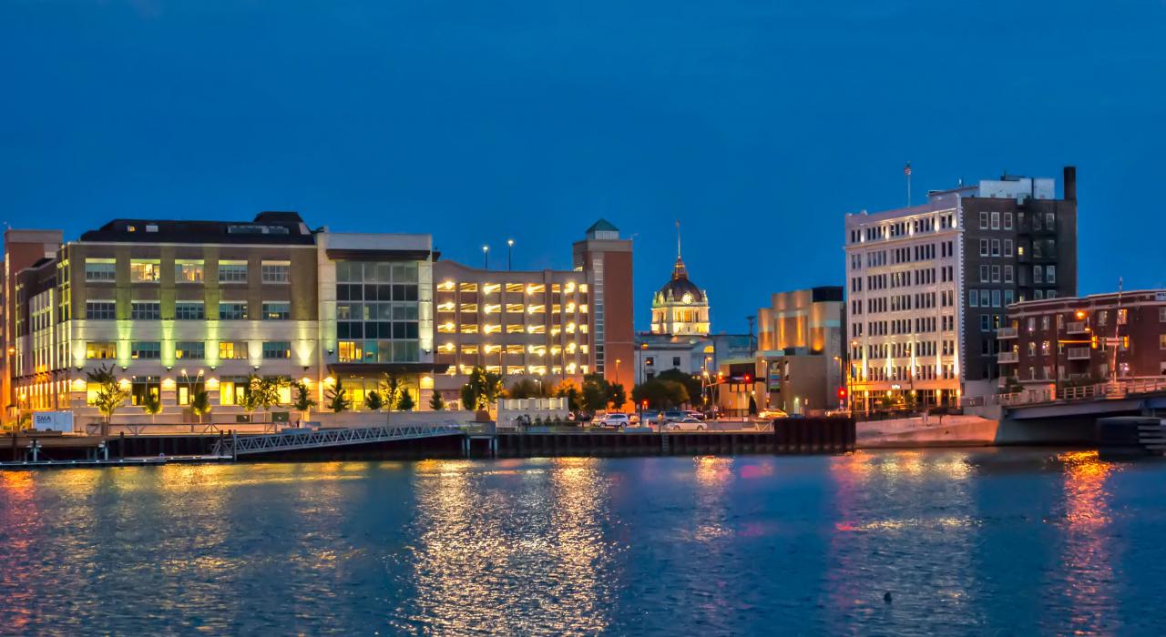 市中心滨水区闪烁的灯光