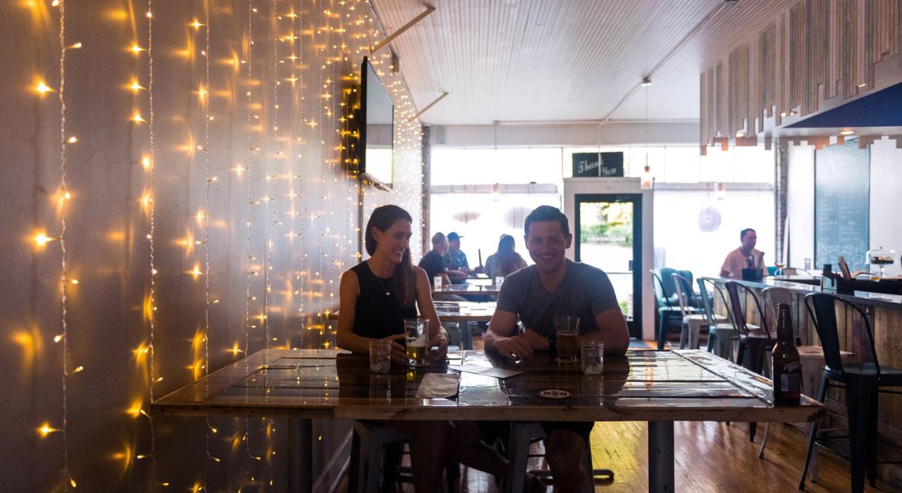 在欧弗兰帕克的啤酒馆里享用手工精酿啤酒 在欧弗兰帕克的啤酒馆里享用手工精酿啤酒