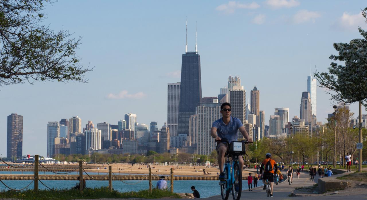 在伊利诺伊州芝加哥的林肯公园社区沿着密西根湖骑车徜徉