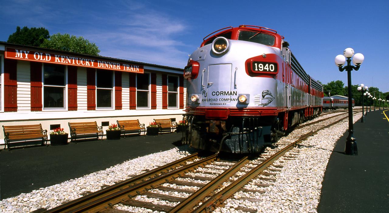 在 Kentucky Bourbon House 旅馆内,老式火车车厢为品尝美食和波本威士忌增添乐趣 在 Kentucky Bourbon House 旅馆内,老式火车车厢为品尝美食和波本威士忌增添乐趣