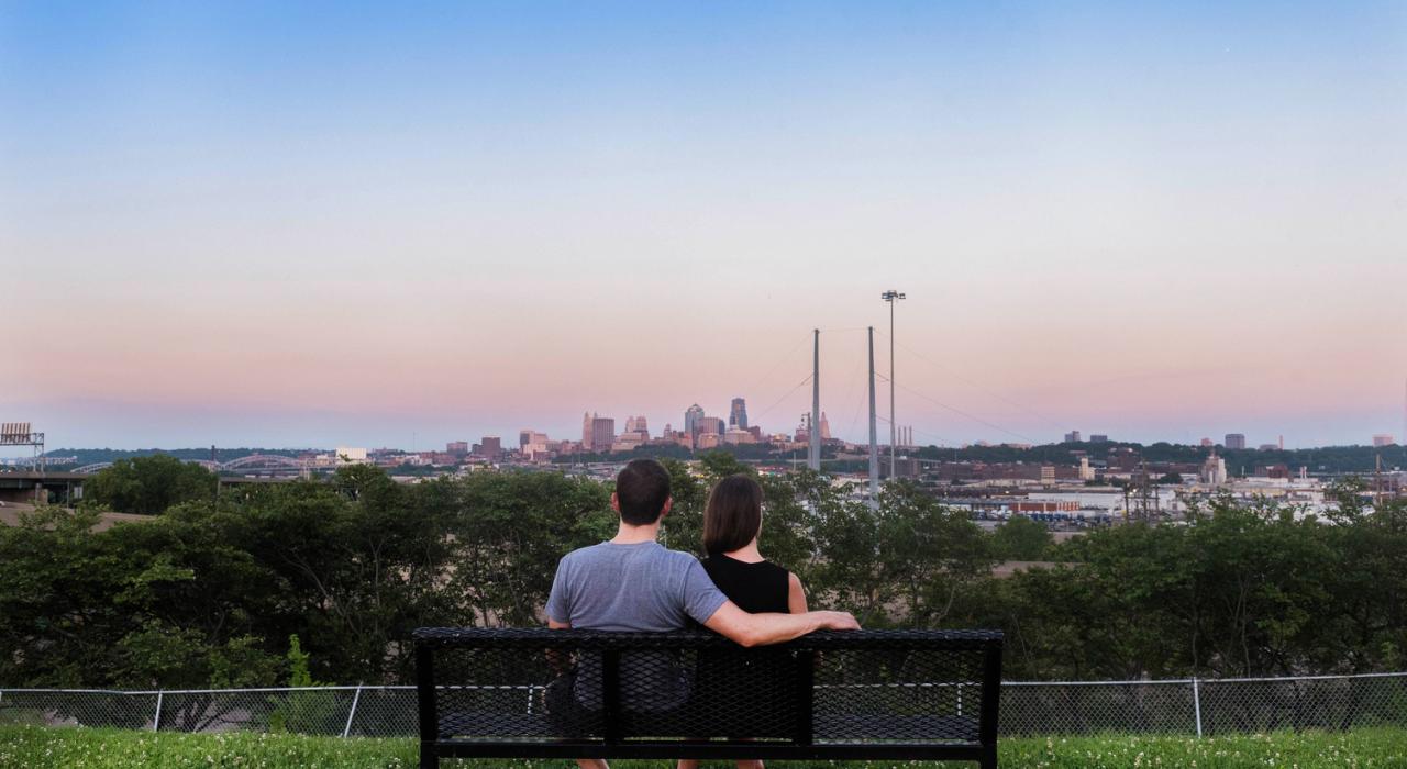 坐在潘谷公园内的一条长凳上远眺所能看到的景致 坐在潘谷公园内的一条长凳上远眺所能看到的景致