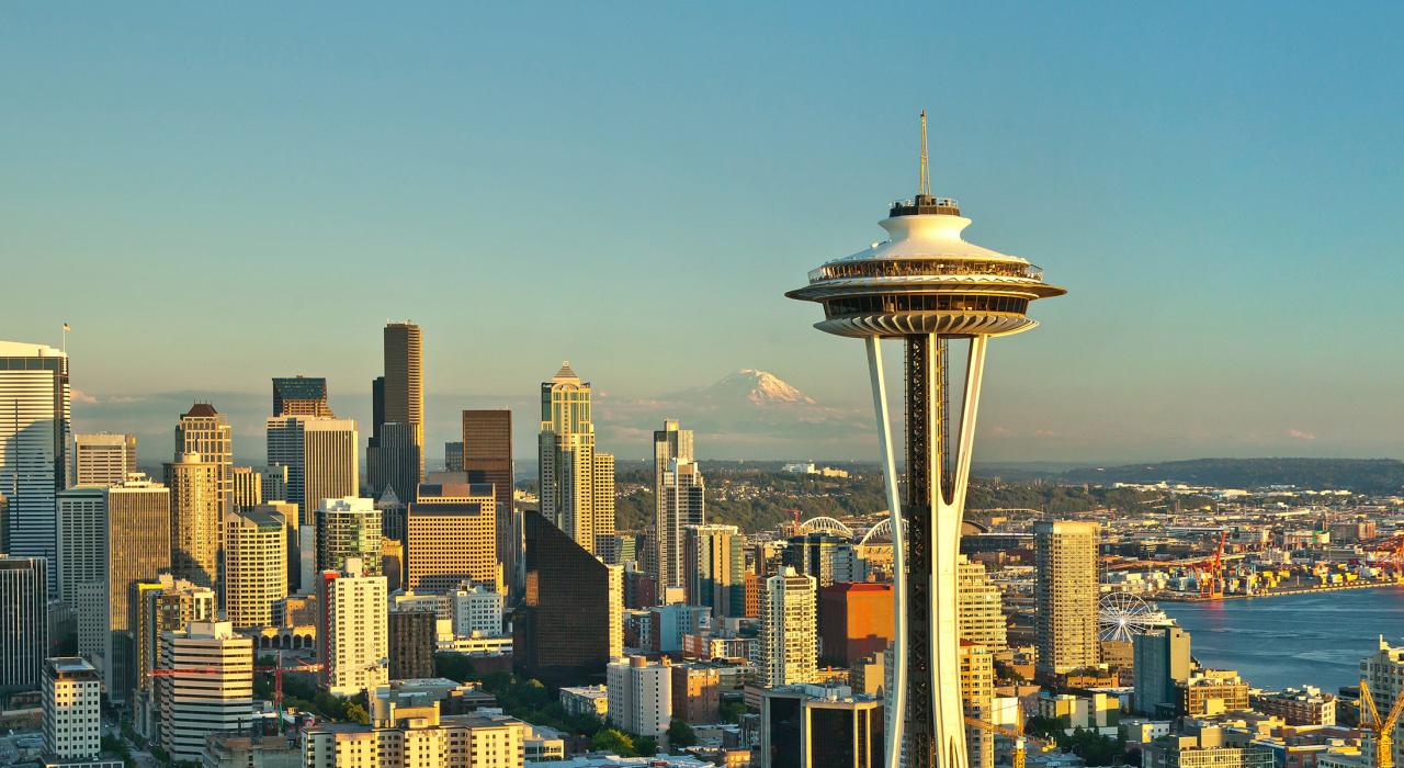 高高耸立在华盛顿州西雅图上方的太空针塔 高高耸立在华盛顿州西雅图上方的太空针塔