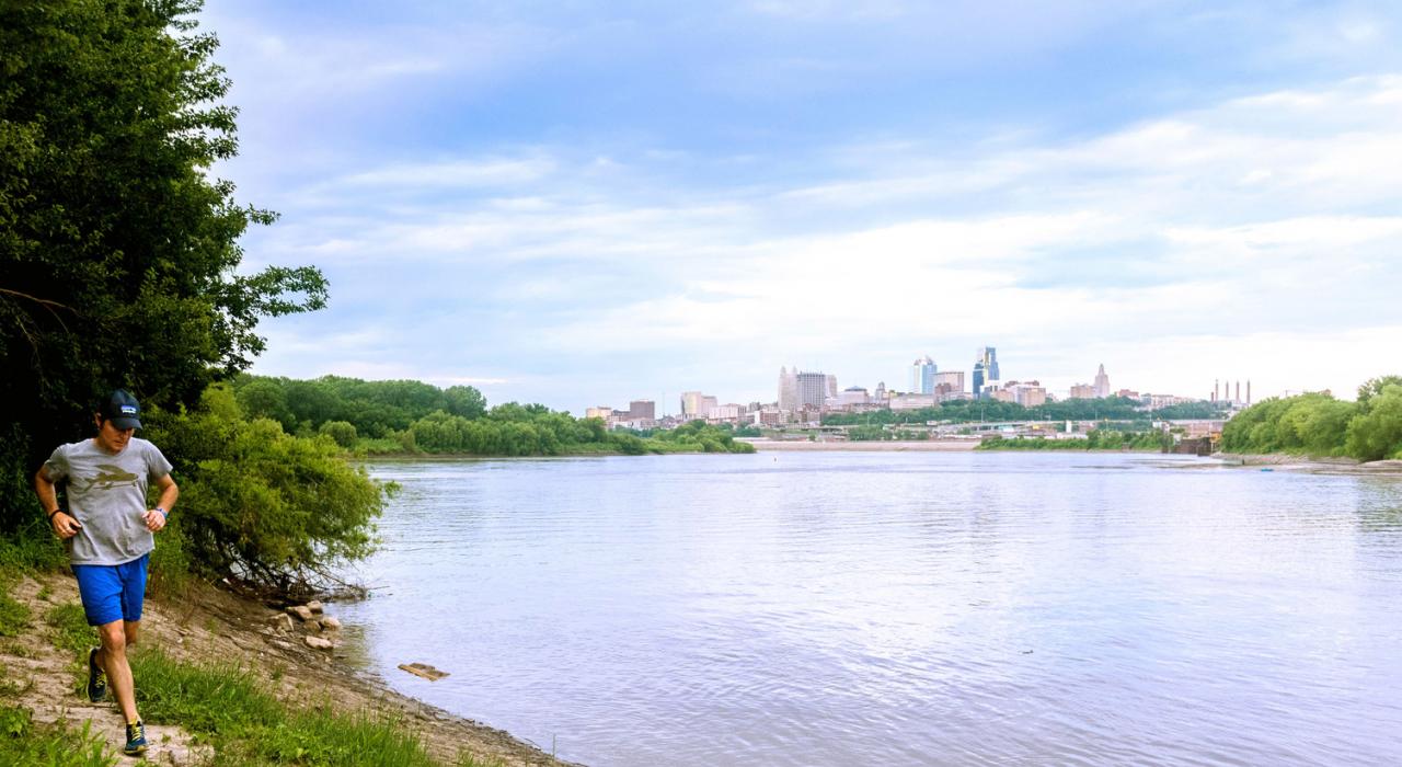 从 Wyandotte County Lake Park 公园的湖畔小径欣赏到的风景 从 Wyandotte County Lake Park 公园的湖畔小径欣赏到的风景