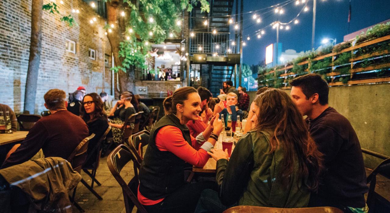 在芝加哥繁华的街区之一享受庭院餐饮 在芝加哥繁华的街区之一享受庭院餐饮