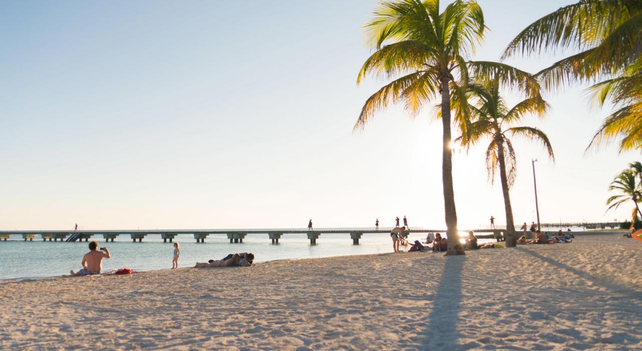 在佛罗里达州基韦斯特的海滩上休闲放松,在码头闲适漫步 在佛罗里达州基韦斯特的海滩上休闲放松,在码头闲适漫步