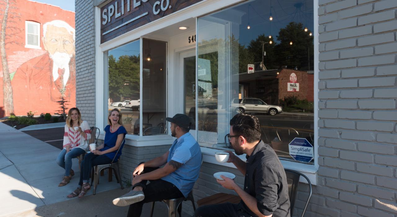 在 Splitlog Coffee 咖啡馆与朋友小聚 在 Splitlog Coffee 咖啡馆与朋友小聚