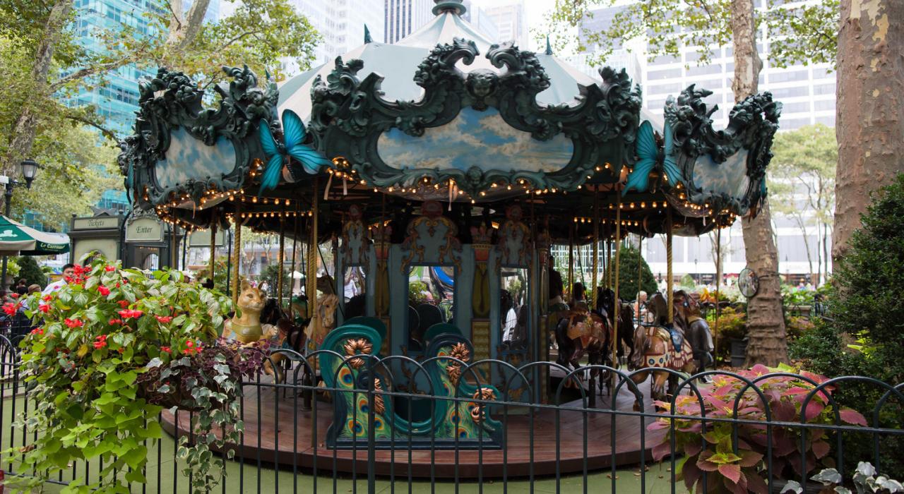 纽约市被誉为“曼哈顿城市广场”的布莱恩公园内的旋转木马 纽约市被誉为“曼哈顿城市广场”的布莱恩公园内的旋转木马