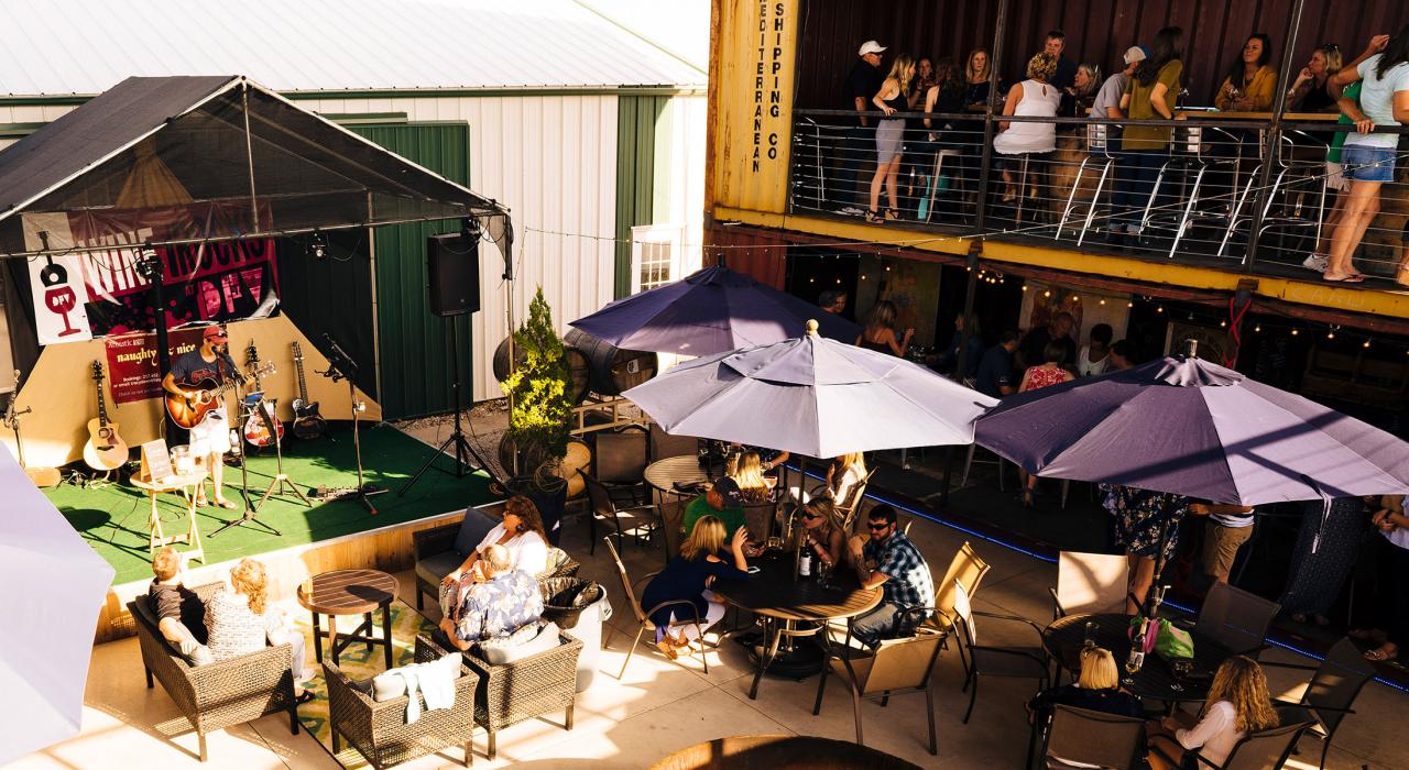 伊利诺伊州斯普林菲尔德的 Danenberger Family Vineyards 葡萄园实现了美酒与音乐的完美交融