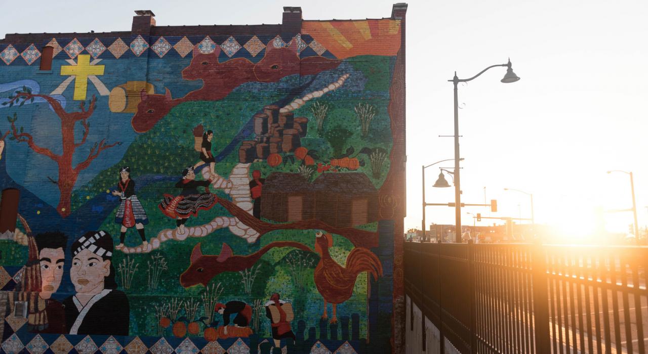 市区墙上为庆贺 Hmong 文化而创作的彩色壁画 市区墙上为庆贺 Hmong 文化而创作的彩色壁画