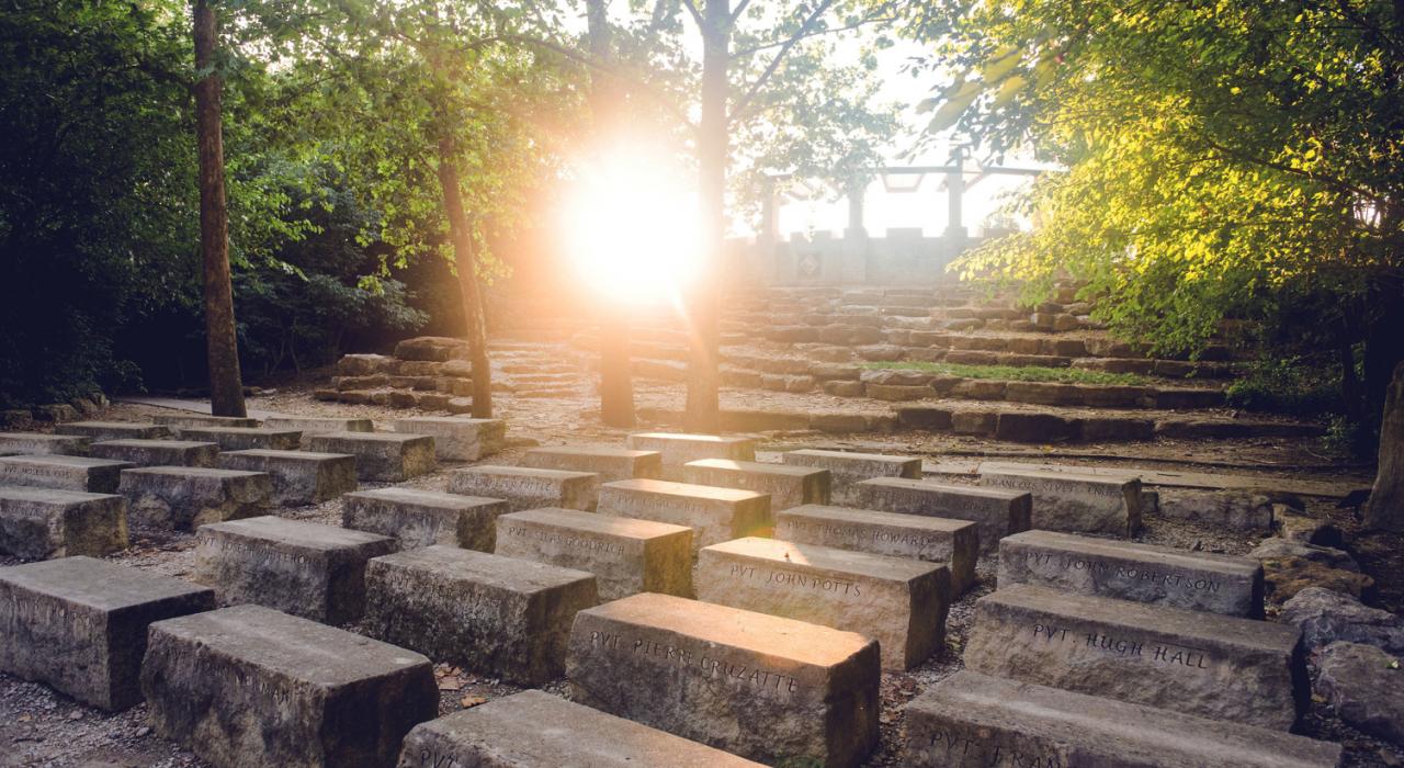 Kaw Point Park 公园内 Encampment Theater 剧场里的原生岩石凳 Kaw Point Park 公园内 Encampment Theater 剧场里的原生岩石凳