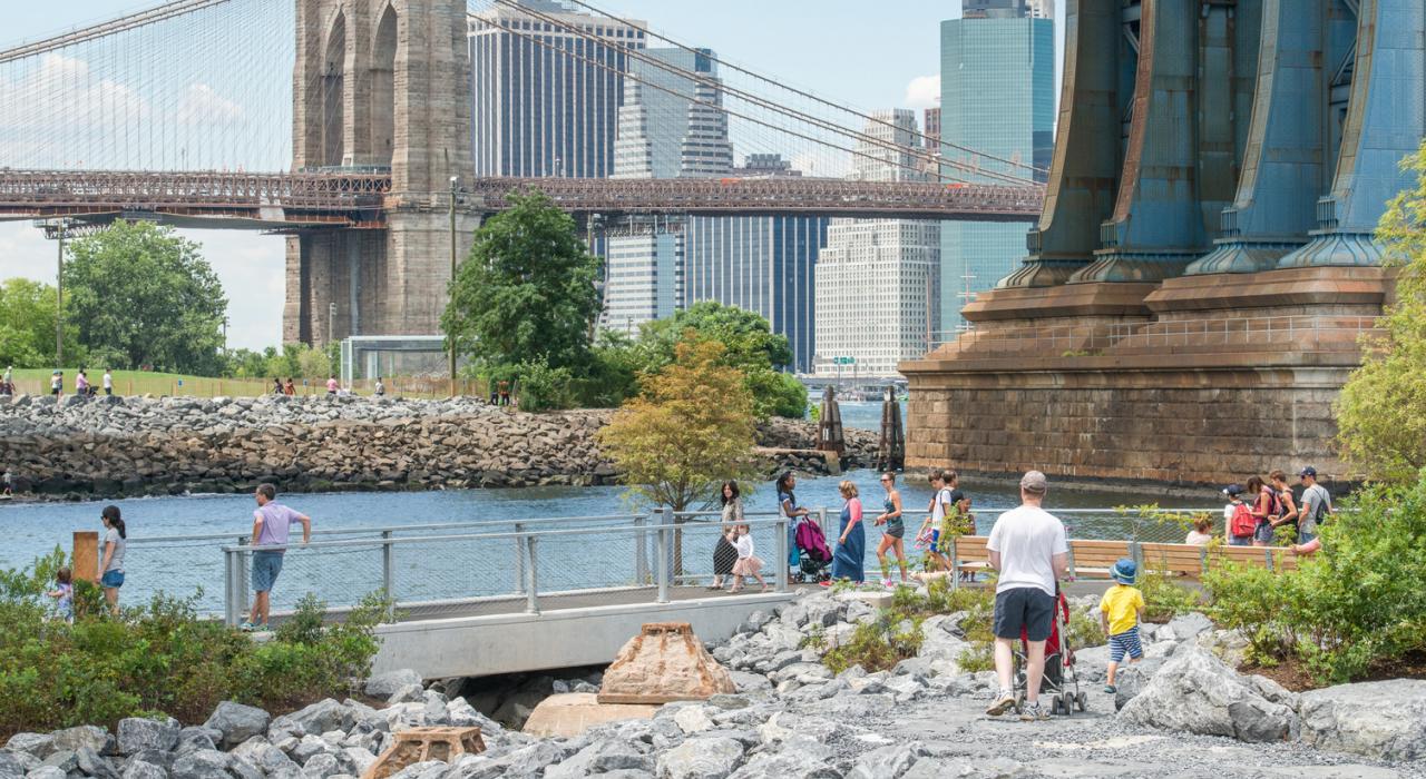 在纽约市东河沿岸的布鲁克林大桥公园内欣赏迷人的风景 在纽约市东河沿岸的布鲁克林大桥公园内欣赏迷人的风景