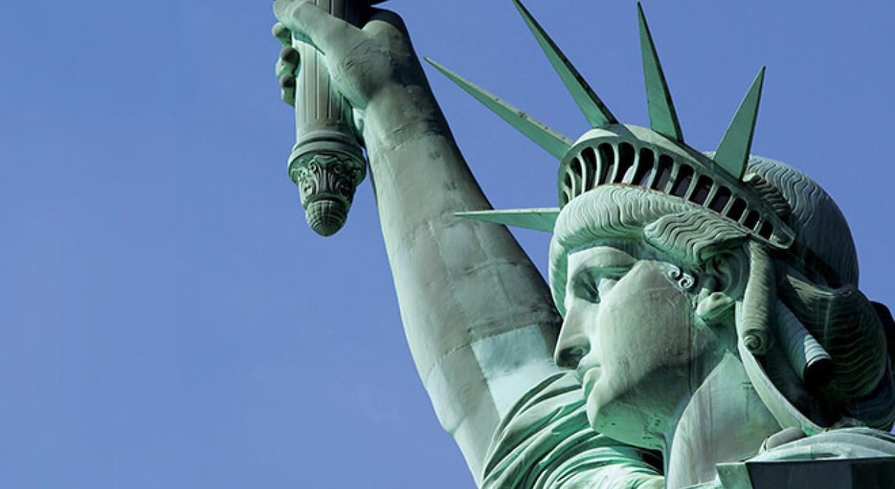 纽约港的欢迎灯塔——自由女神像 纽约港的欢迎灯塔——自由女神像