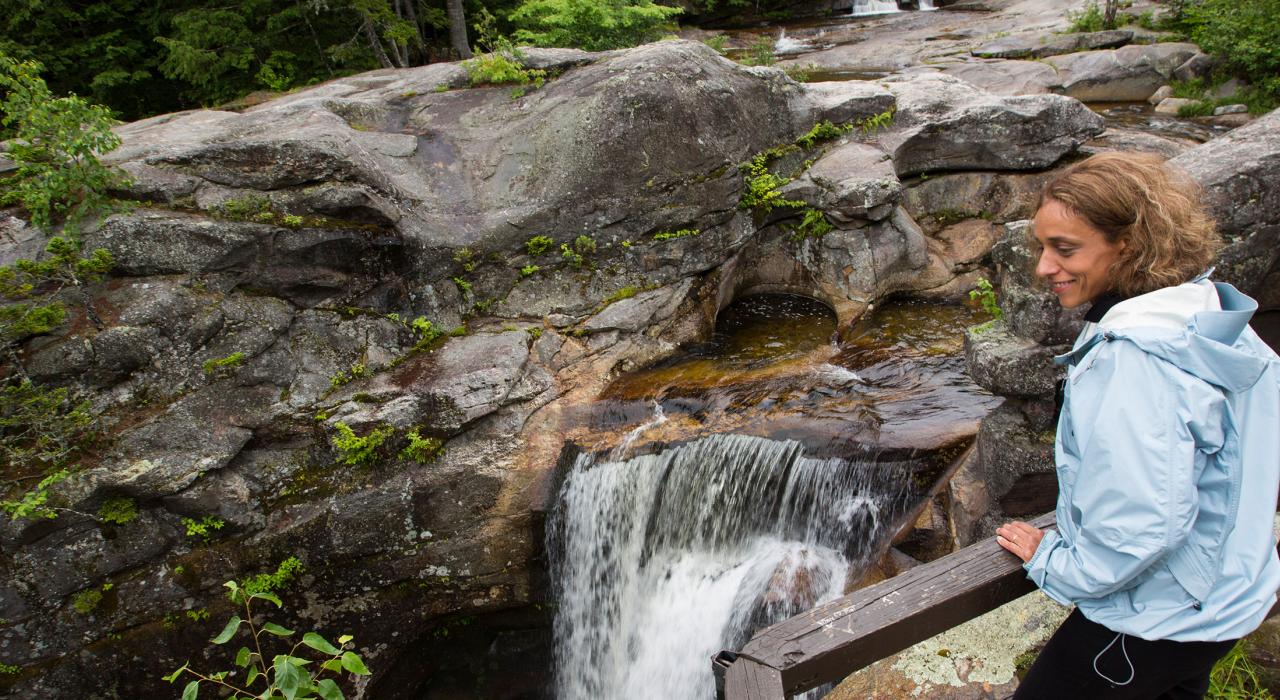 在缅因州纽里宁静的螺丝钻瀑布徒步小径眺望瀑布美景 在缅因州纽里宁静的螺丝钻瀑布徒步小径眺望瀑布美景