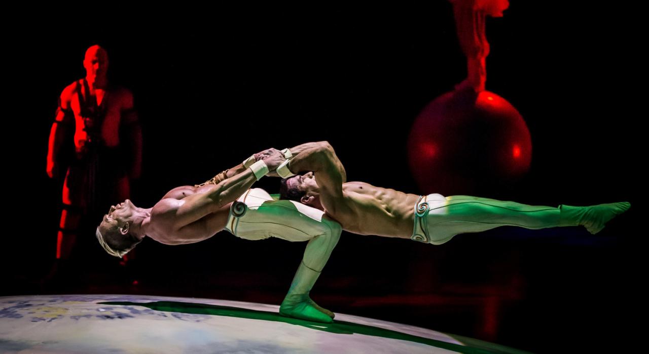 身体弯曲成离奇古怪的形状。享受力量与耐力融合在优美音乐中的视觉盛宴。