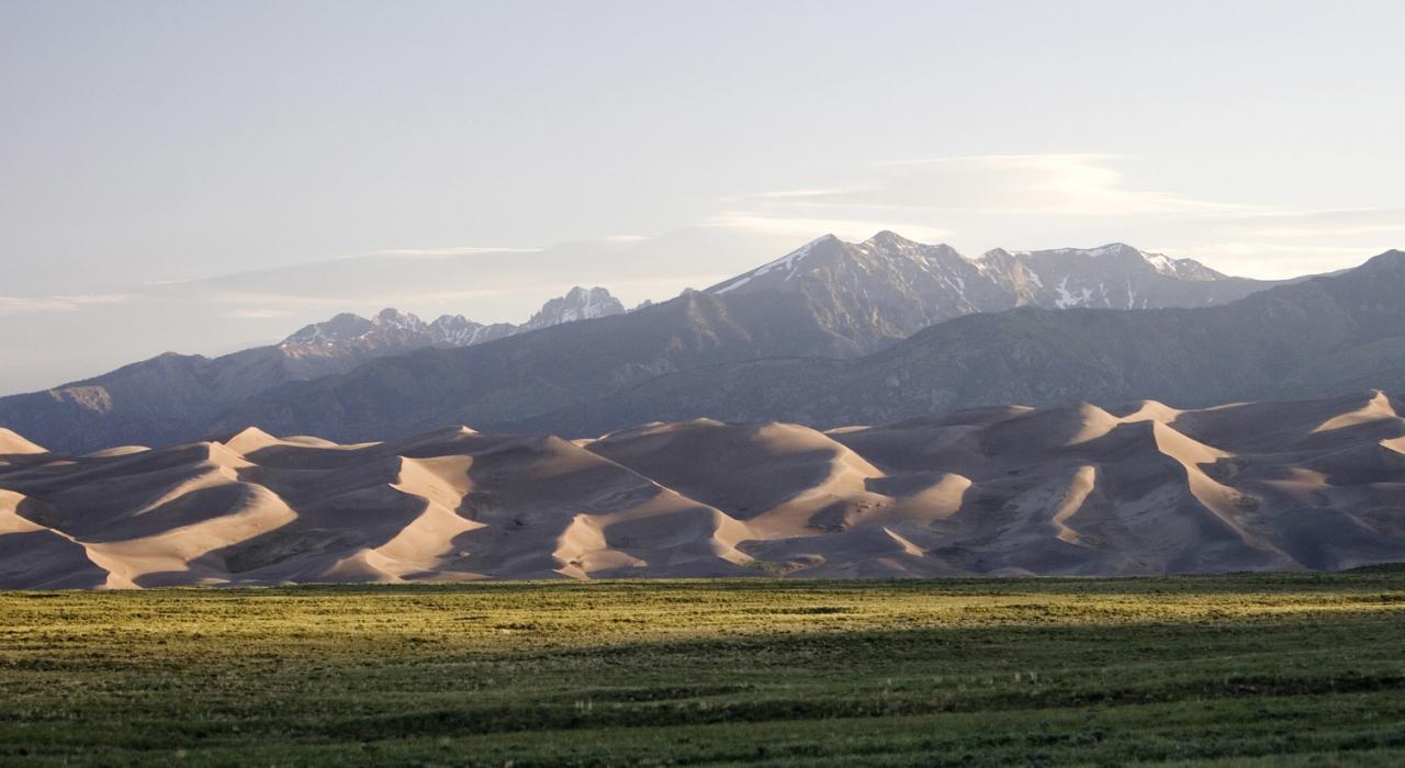 一片由草地、沙丘和山脉构成的区域,幅员辽阔,多姿多彩 一片由草地、沙丘和山脉构成的区域,幅员辽阔,多姿多彩