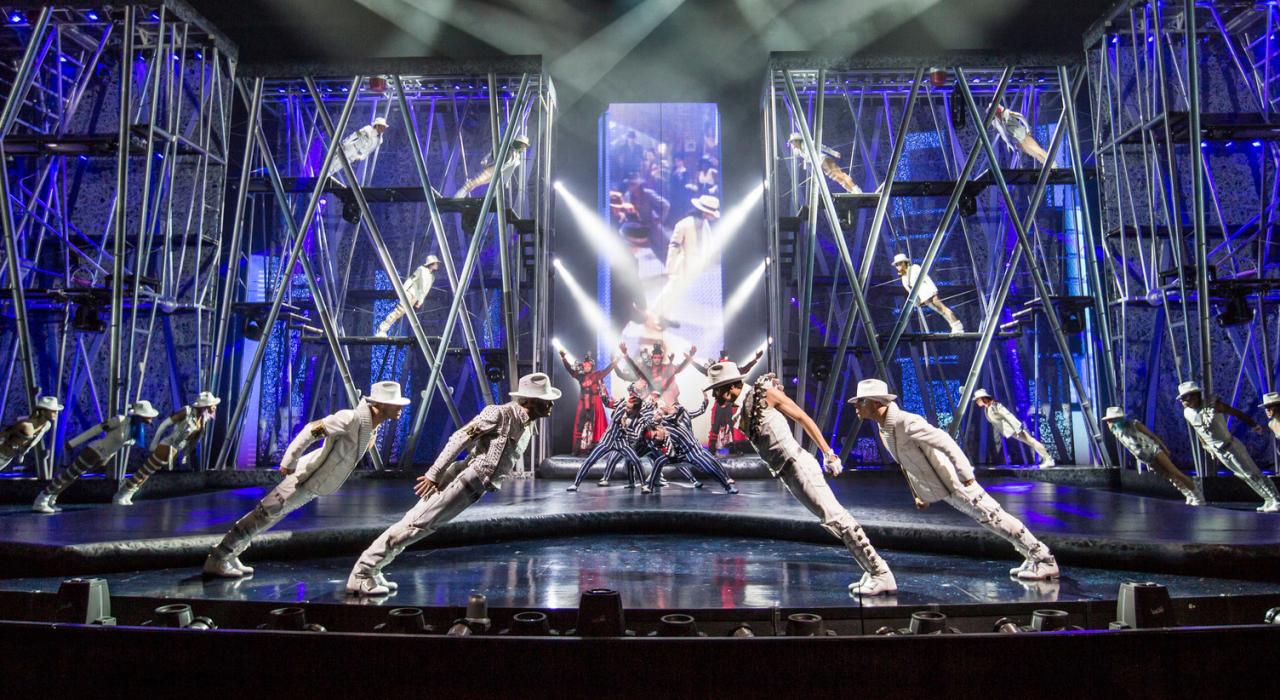 “Smooth Criminals 犯罪高手”(艺术体操运动员)与迈克尔的舞蹈队“MJ 勇士”争斗表演,最后舞蹈在呈现标志性的“Smooth Criminal”倾斜状态时达到高潮。 “Smooth Criminals 犯罪高手”(艺术体操运动员)与迈克尔的舞蹈队“MJ 勇士”争斗表演,最后舞蹈在呈现标志性的“Smooth Criminal”倾斜状态时达到高潮。