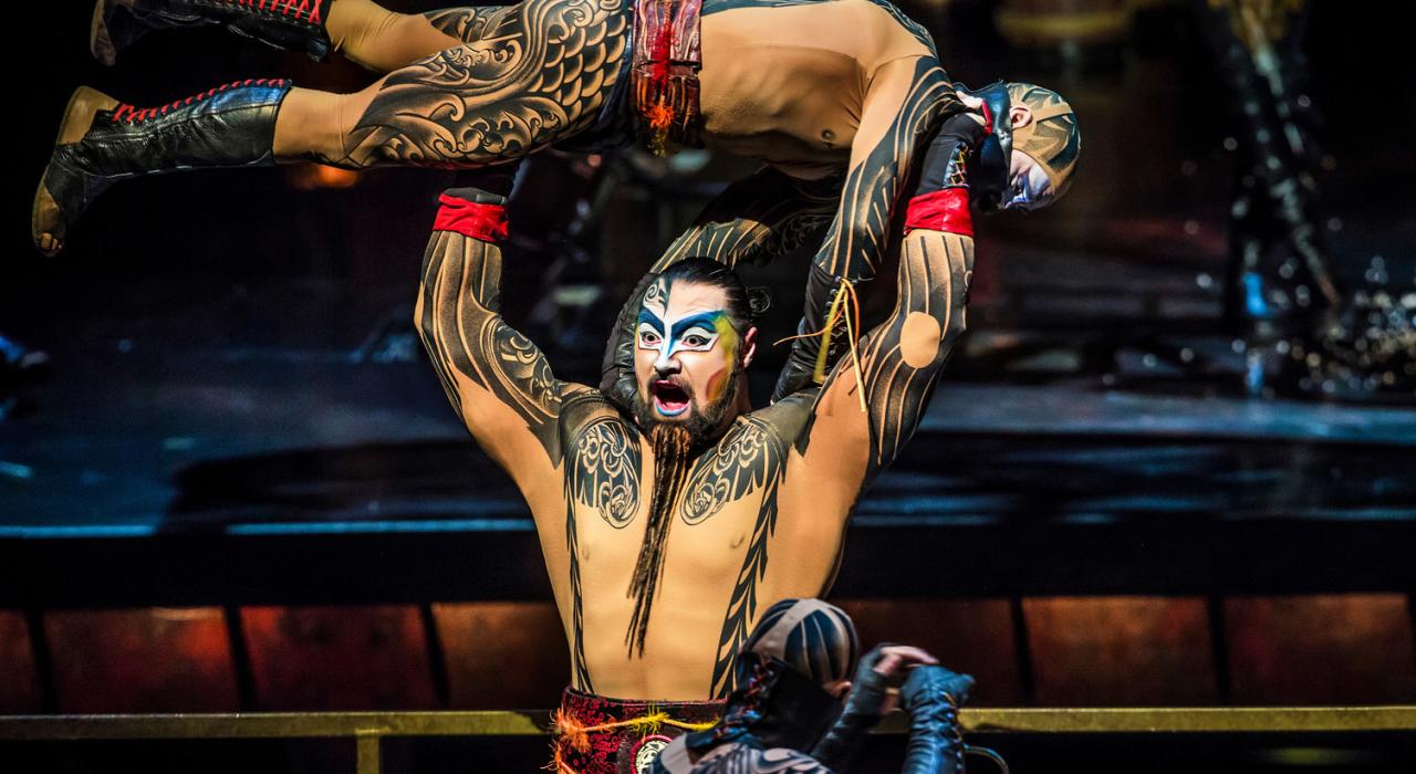 主弓箭手以其庞大的体形和雄厚的实力,向一名长枪手展现他的权威。 主弓箭手以其庞大的体形和雄厚的实力,向一名长枪手展现他的权威。